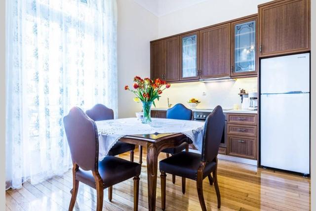 Neoclassical apartment with 3 bedrooms in Piraeus