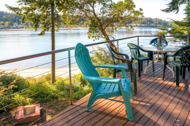 Waterfront Bainbridge Island Home Stunning Views!