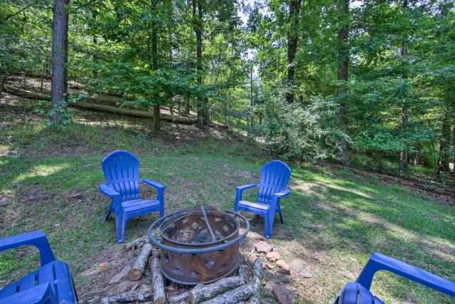 Cozy Studio Cabin on Lake O the Pines with Deck!