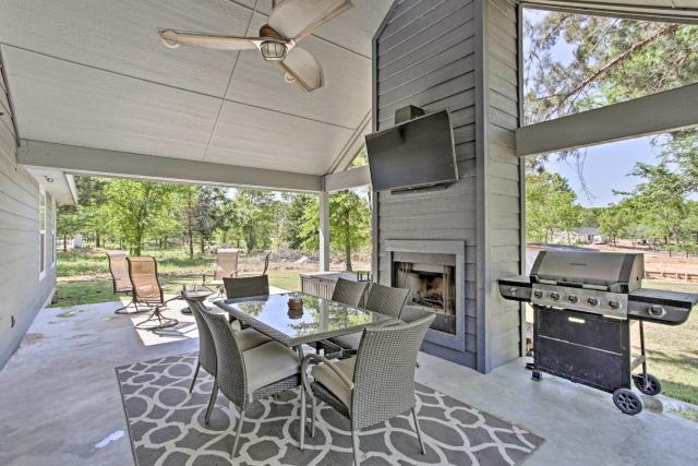 Modern Retreat with Gas Grill - Walk to Lake Texoma!