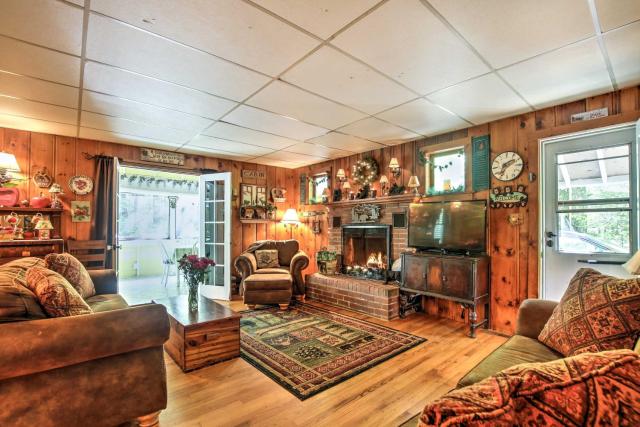 Pet-Friendly Cabin with Fire Pit, BBQ and Great Deck!