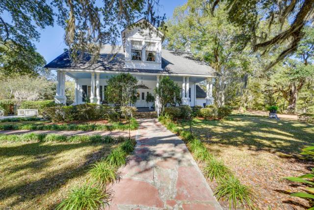 Historic Woodville Estate with Pool Pets Welcome!