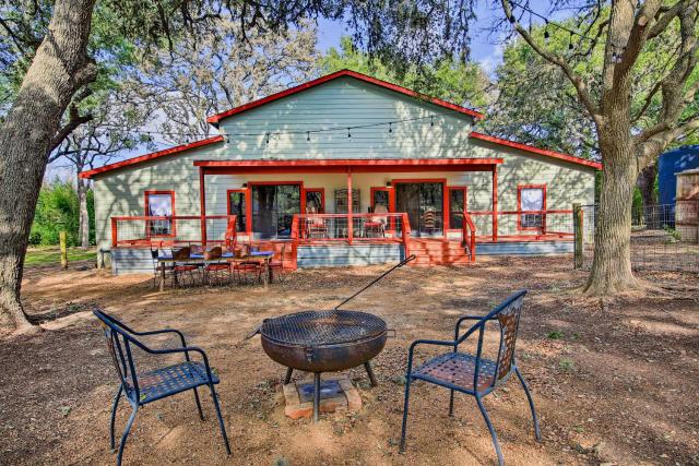 Peaceful Helotes Cabin Fire Pit, 9 Mi to Old Town