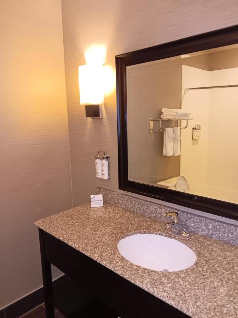 Holiday Inn Express and Suites - Bradford, an IHG Hotel