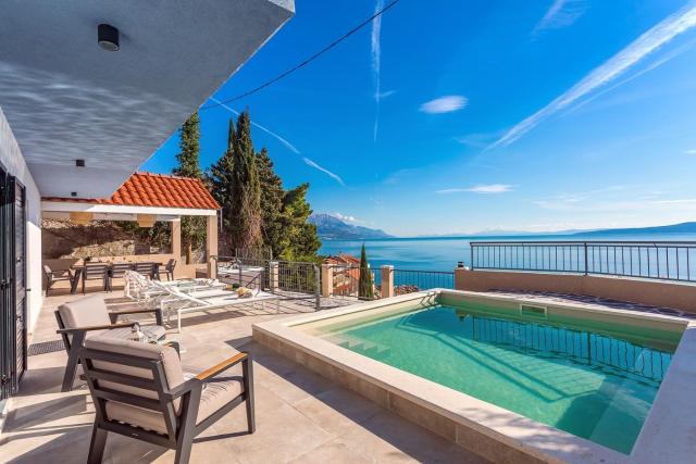 Villa Perla Blu with 4 bedrooms, heated pool, jacuzzi, 50m from beach