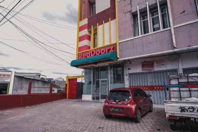 RedDoorz @ Jalan Pangeran Antasari Lampung 2