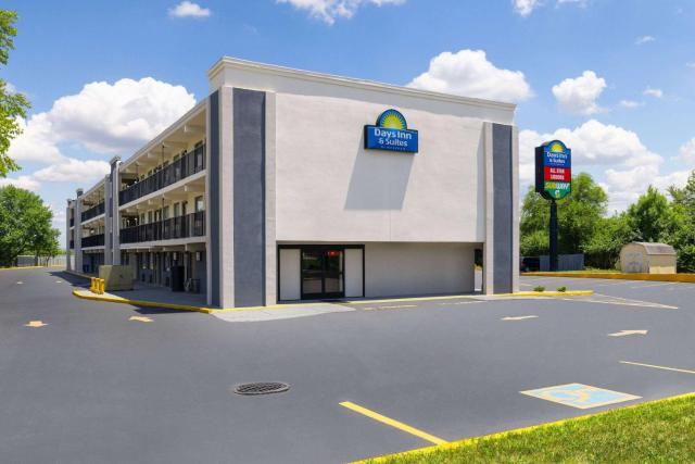 Day's Inn & Suites by Wyndham Indianapolis Airport East