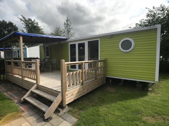 Colorful chalet with veranda, located in Friesland