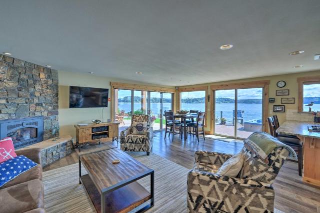 Similk Bay Retreat with Deck, Fire Pit and Hot Tub!