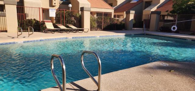 Cozy condo near MCC with pool, BBQ, covered parking