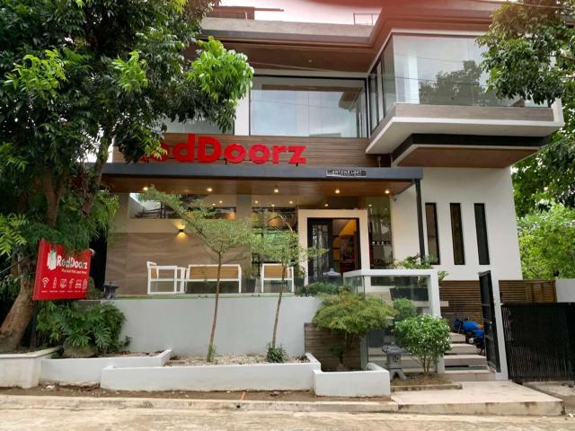 RedDoorz at Anton's Loft Designer Resort Pansol Calamba Laguna