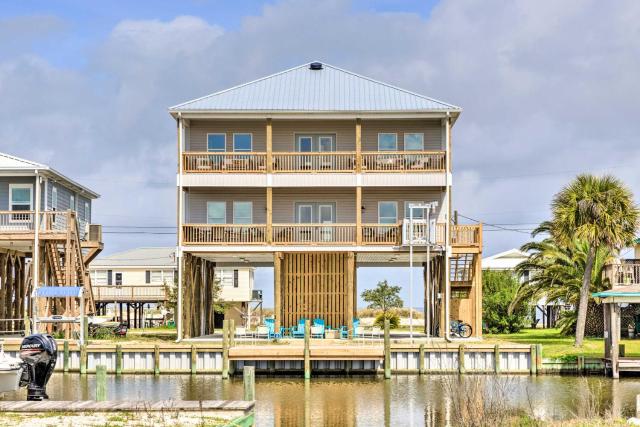 Luxe Stilted Home with Kayaks Walk to Beach