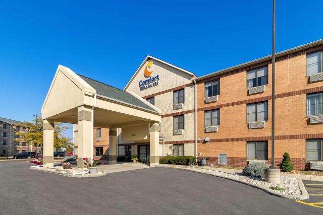 Comfort Inn & Suites near Tinley Park Amphitheater