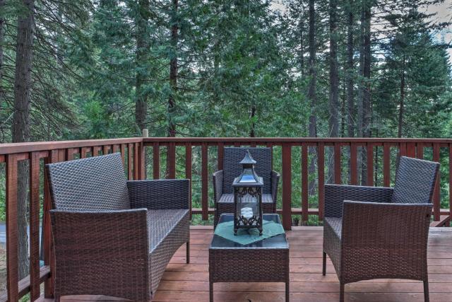 Serene Cabin with Deck 4 Mi to Big Tree State Park