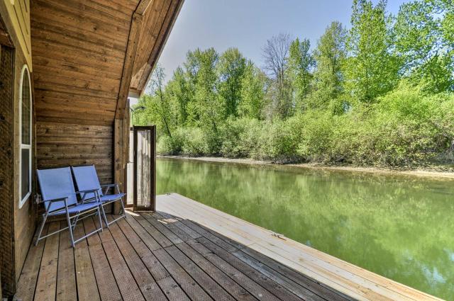 Floating Home on Columbia River with Provided Kayaks