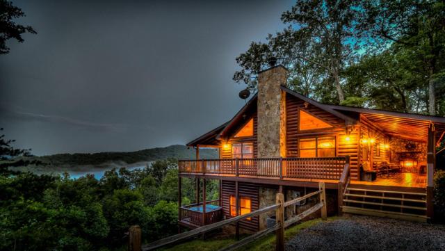 TreeTops- Pet Friendly Master on Main 5 minutes from Downtown Blue Ridge