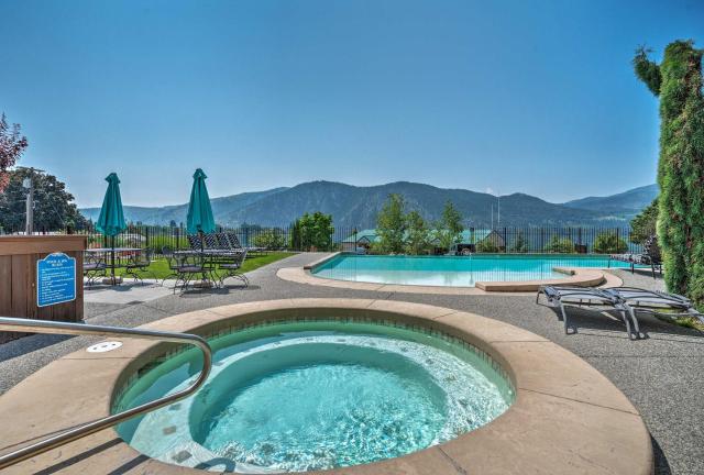 Lake Chelan Resort Condo Pool and Hot Tub Access!