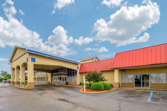 Econo Lodge Inn & Suites Triadelphia - Wheeling