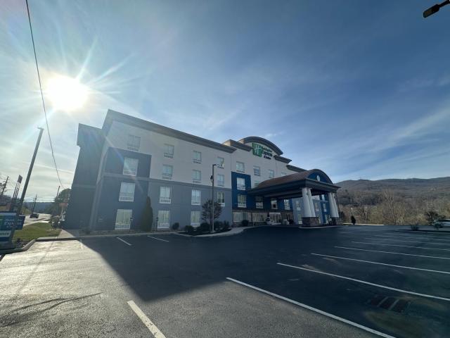 Holiday Inn Express & Suites Caryville, an IHG Hotel