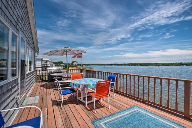 Waterfront Cape Cod Cottage with Deck and Beach Access