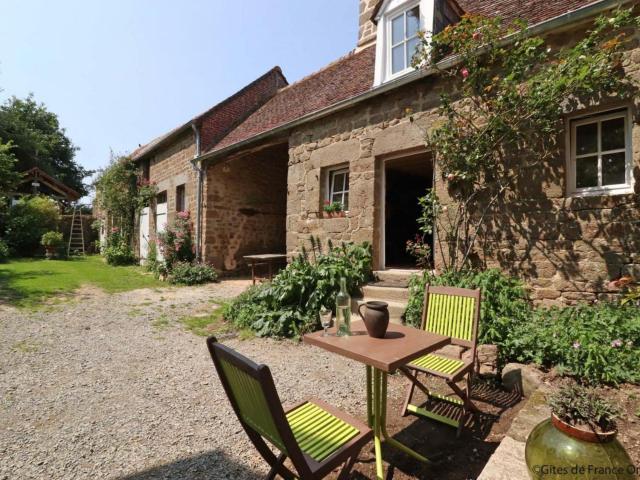 Maison historique arborée avec jardin et étang privés, idéale pour un couple - FR-1-497-135