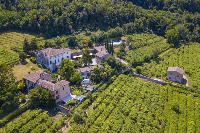 Villa Faccioli Deodara With Shared Pool - Happy Rentals