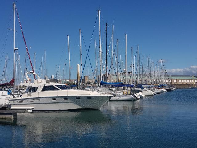 BOAT APPART TITANIC Cherbourg motor yacht à quai ROSE STAR