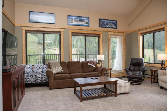 2800 Slopeside condo