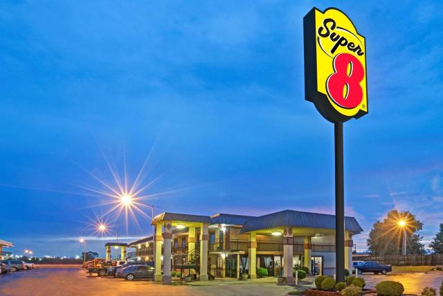 Super 8 by Wyndham Shawnee