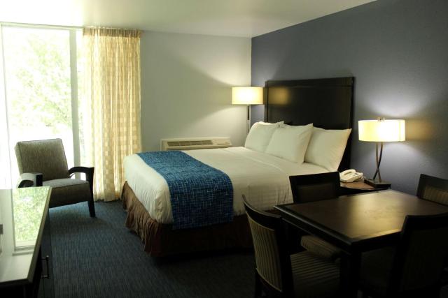 Travelodge by Wyndham Water's Edge Hotel - Racine