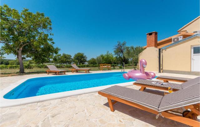 Cozy Home In Polaca With Outdoor Swimming Pool