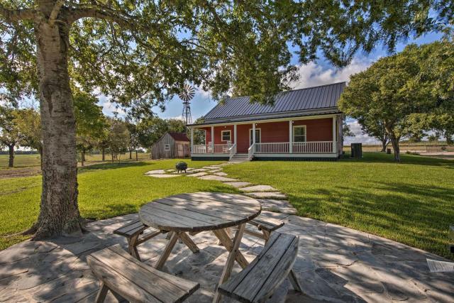 Peaceful Schulenburg Farmhouse with Fire Pit and Grill