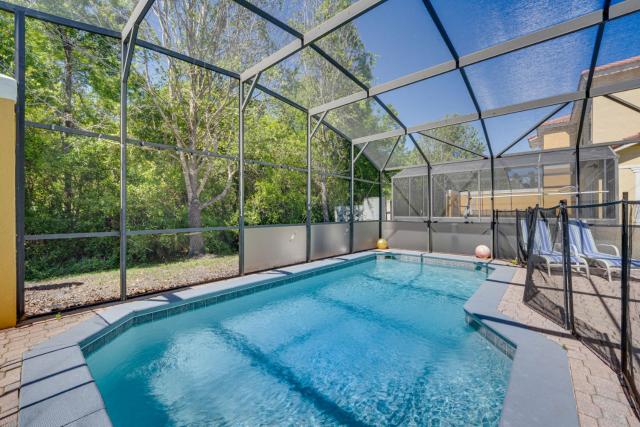 8 Mi to Disney Villa with Screened Pool and Lanai