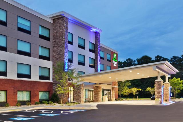 Holiday Inn Express & Suites - Fayetteville, an IHG Hotel