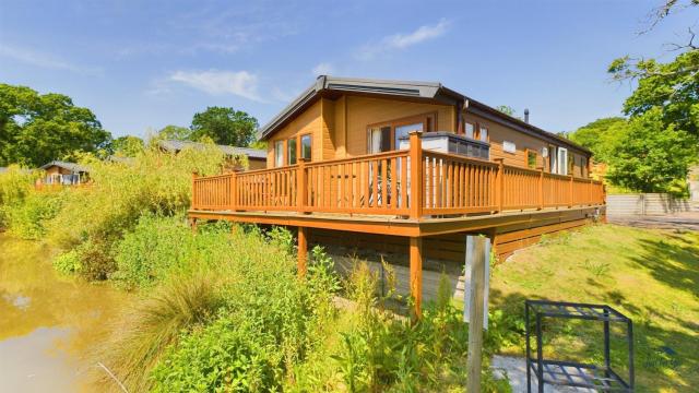 Poppy An Immaculate Lake side Lodge the Perfect Retreat, Sleeps 4