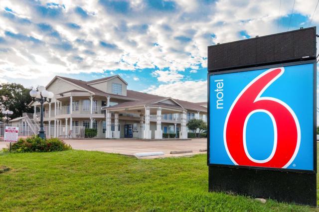 Motel 6-Waxahachie, TX