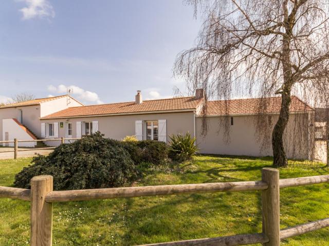 Gîte rénové près de la mer avec jardin clos, cheminée, Wifi et équipements bébé inclus. - FR-1-306-879