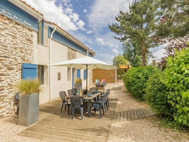 Ancien Bâtiment de Ferme Rénové entre Nantes et Pornic avec Jardin et Activités - FR-1-306-1028