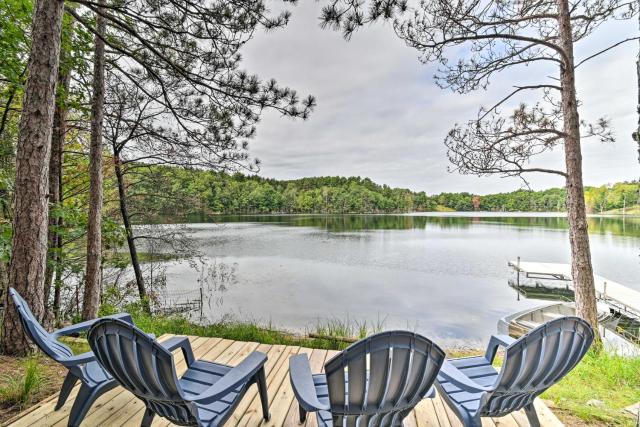 Quiet Retreat on Lake with Kayaks, Boats and Bikes!