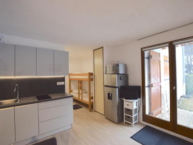 Appartement cosy à Bernex, proche des pistes et sentiers, avec terrasse ensoleillée et wifi. - FR-1-498-22