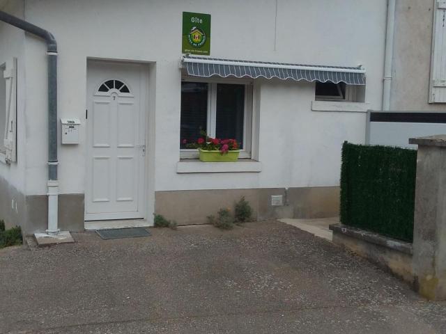 Charmant Gîte Moderne avec Terrasse, Proche Épinal & Nancy, Idéal pour Motards & Randonnées - FR-1-589-262