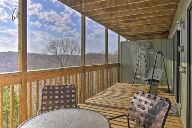 Ozark Mountain Condo about 2 Mi to Silver Dollar City!