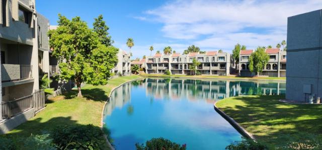 Gated Dobson Ranch townhouse, balcony, golf views