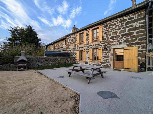 Gîte familial en Haute-Loire avec terrain clos, à proximité de l'Ardèche et des stations de ski - FR-1-582-236