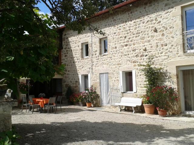 Gîte de charme en Auvergne, cour fermée, jardins privés, BBQ, babyfoot, proche St Jacques de Compostelle - FR-1-582-232