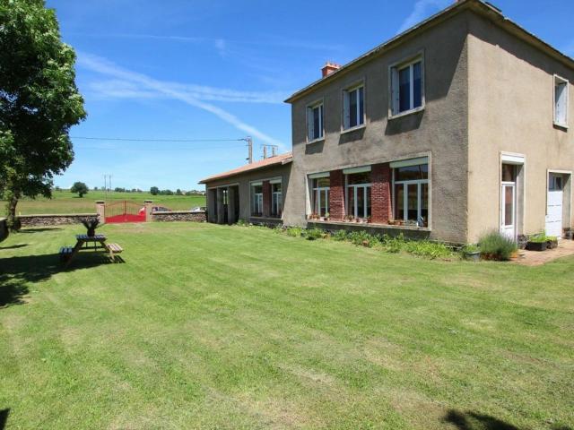 Gîte familial avec charme d'école, terrasse, terrain clos, proche gorges de la Loire et sites naturels - FR-1-582-185