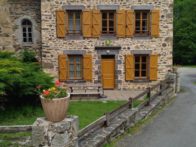 Charmant Gîte Indépendant au Coeur d'un Village de Campagne avec Cour Fermée - FR-1-582-222