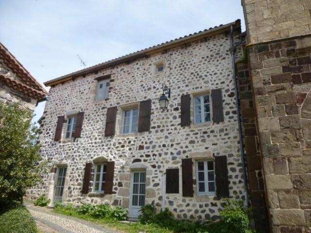 Ancien presbytère avec 3 chambres au pied d'une forteresse médiévale - FR-1-582-113