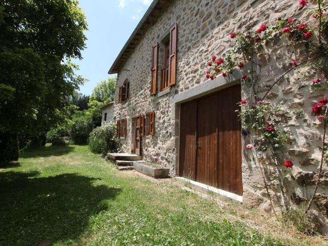 Maison de charme en pierre au bord d’un ruisseau, proche d’un bourg médiéval – Jardin et garage inclus - FR-1-582-151