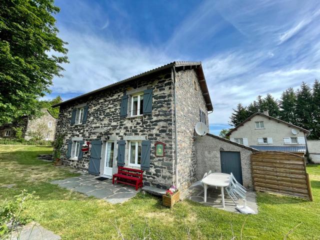 Maison de charme en pierres avec jardin, cheminées et jeux pour enfants, proche forêt du Meygal - FR-1-582-245